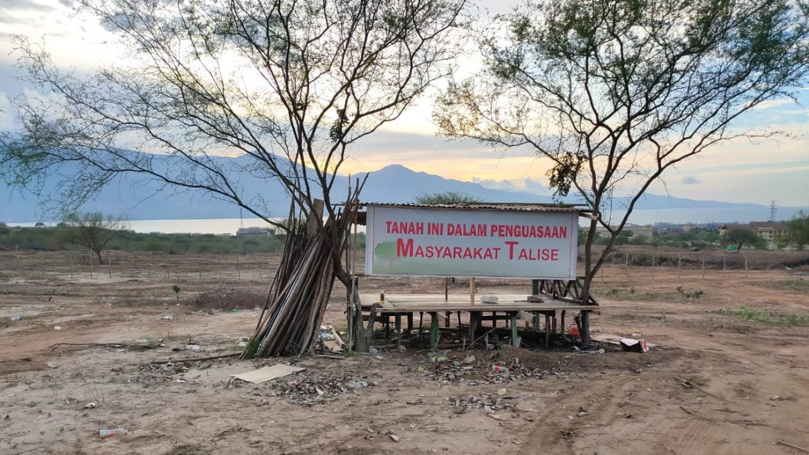 Spanduk di Talise_cr Talise: salah satu lokasi pembangunan huntap untuk warga terdampak bencana (Permanent housing nsup-cerc csrrp).